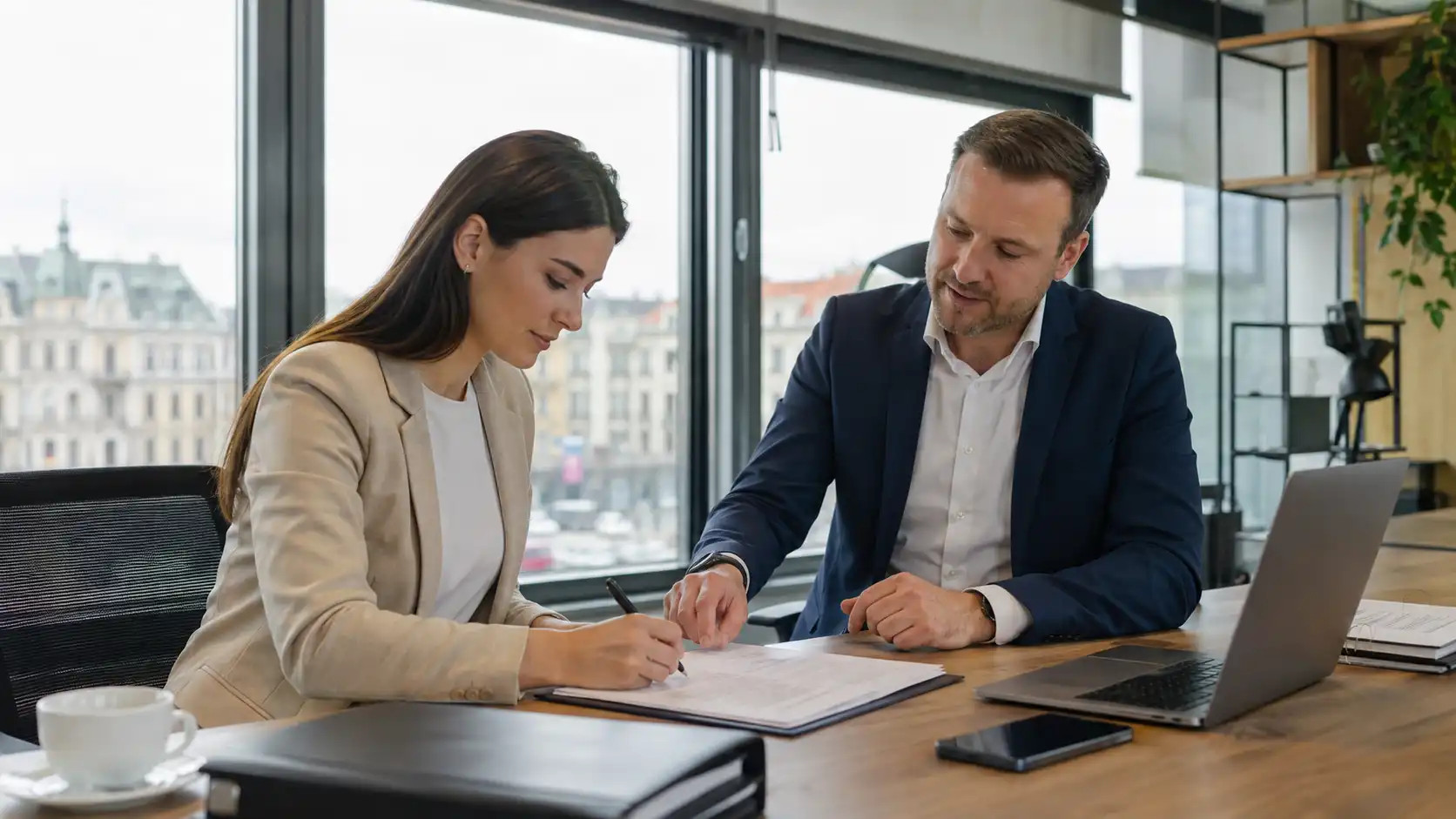 Ein Unternehmer unterzeichnet in einem modernen Büro den Kaufvertrag für eine Ready-made-Gesellschaft.