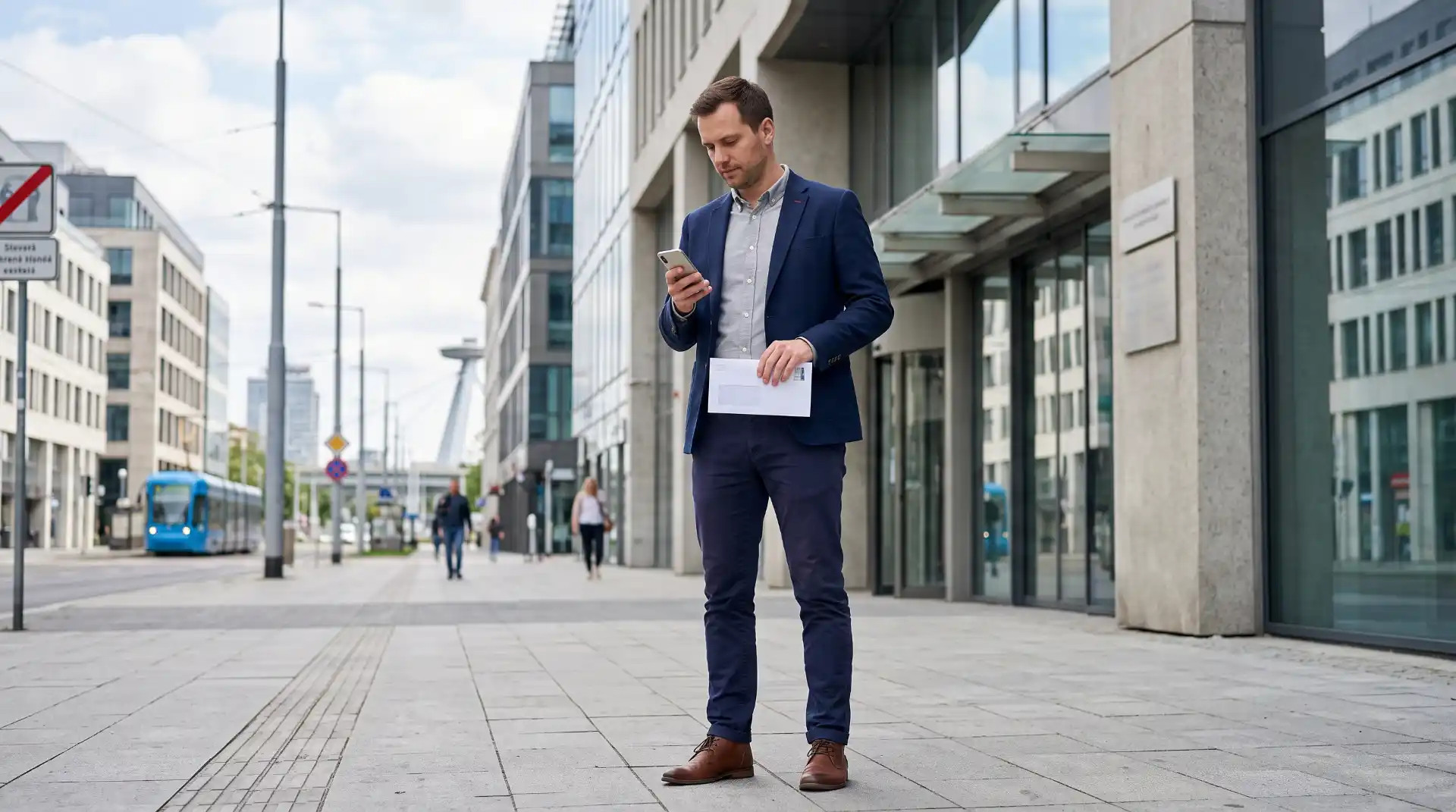 Ein Unternehmer vor einem Verwaltungsgebäude mit virtuellem Firmensitz in Bratislava.