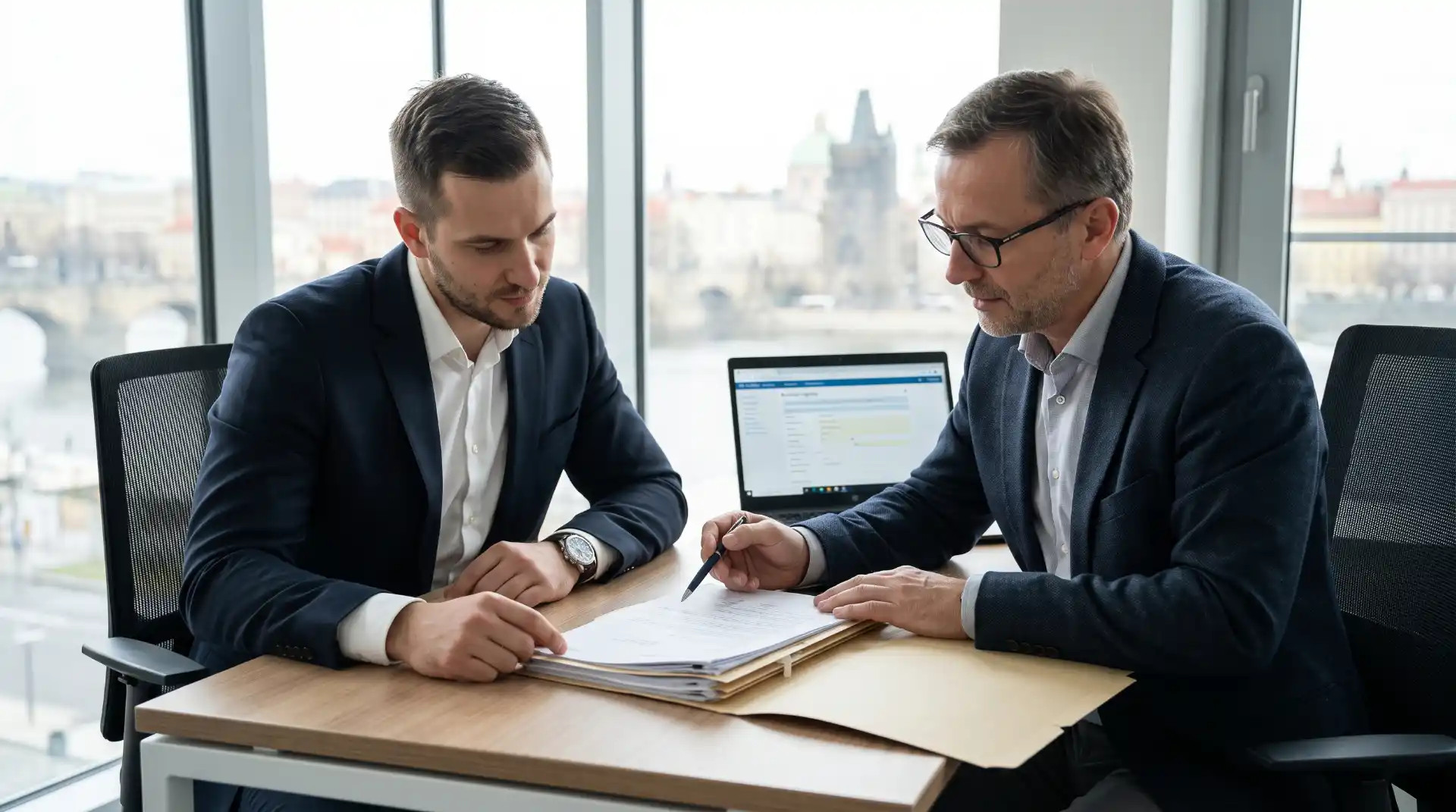 Ein Unternehmer prüft gemeinsam mit einem Berater die Unterlagen beim Kauf einer tschechischen Ready-made-GmbH (s. r. o.).