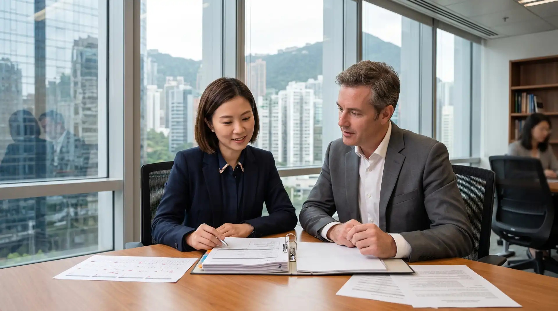 Company Secretary kontroluje korporátne dokumenty hongkonskej firmy.